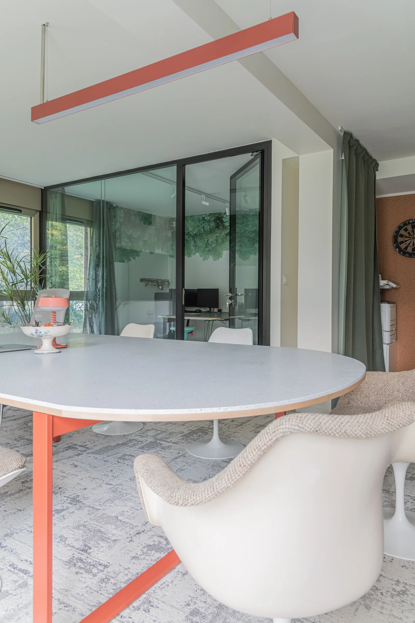 Bureaux Esquisse — table ronde et pieds corail